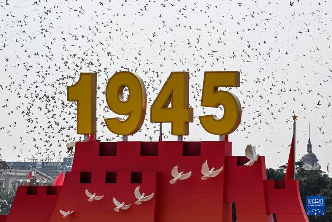 霍启刚发长文：强大的军队向世界展示了我国的底气不朽情缘试玩网站霍震霆与儿子们齐聚北京观看阅兵(图3)